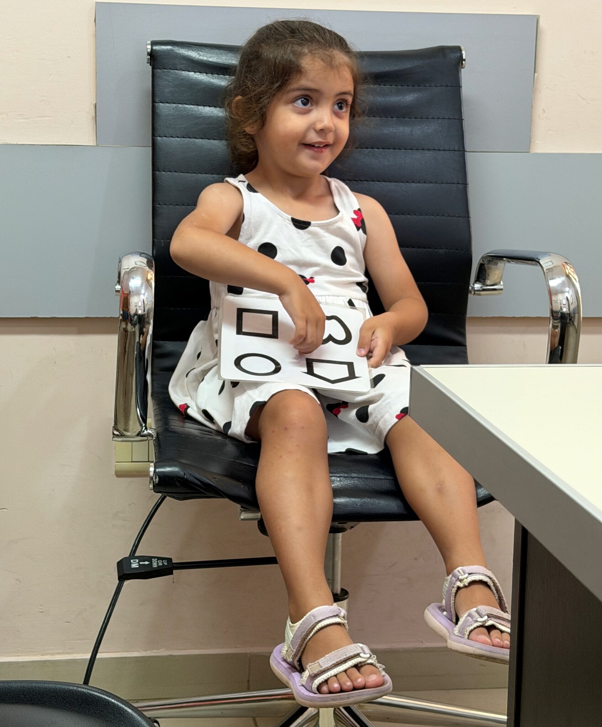 Niña realizando test de formas en consulta de oftalmología infantil