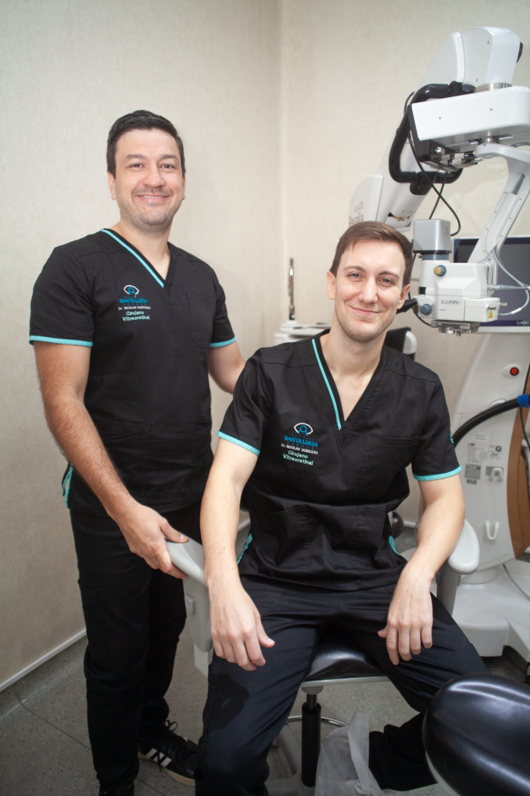 Equipo de Retina y Vítreo – Dr. Quintana y Dr. Iannuzzo con microscopio quirúrgico